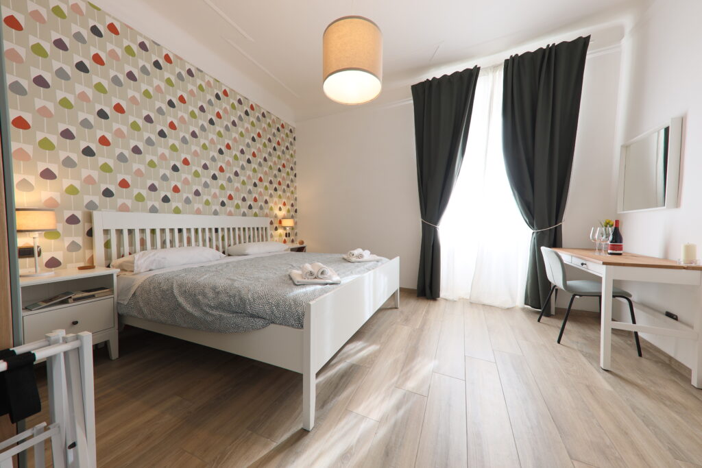 Camera da letto con letto matrimoniale, finestra, divano letto singolo e armadio